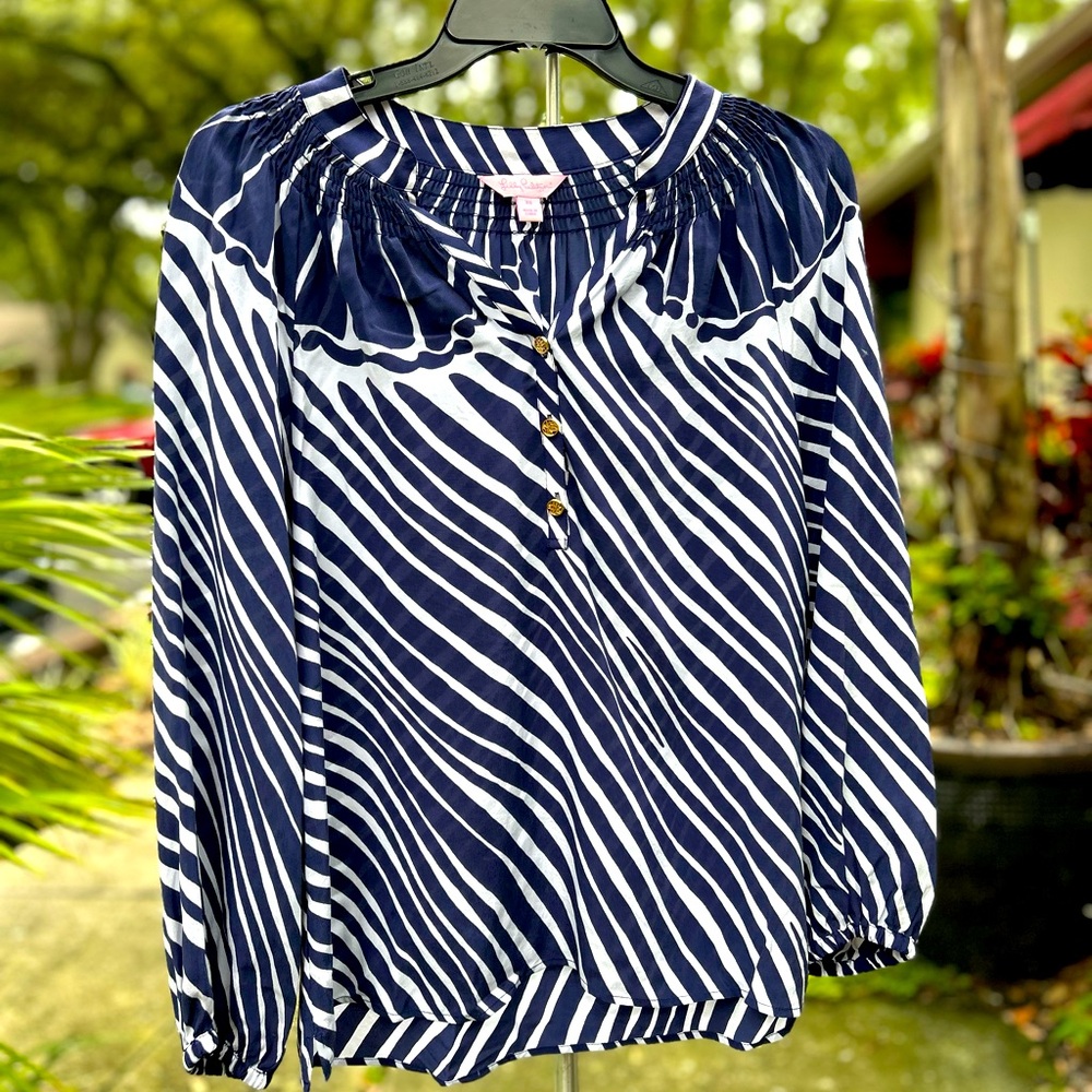 Lilly Pulitzer Long Sleeve Silk Animal Print Navy and White Gold tone buttons XS